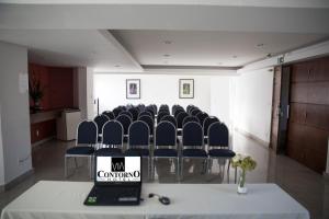 Área de negócios e/ou sala de conferências em Via Contorno Hotel