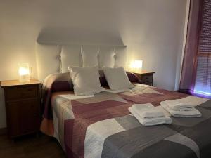 En eller flere senge i et værelse på Apartamento El Jardín + 15 billeder