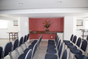Área de negócios e/ou sala de conferências em Via Contorno Hotel