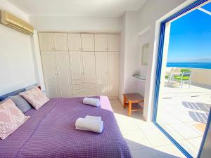 A bed or beds in a room at The Beachhouse Apartments
