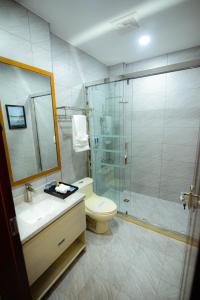 Bilik mandi di The Caye Hotel Caye Caulker