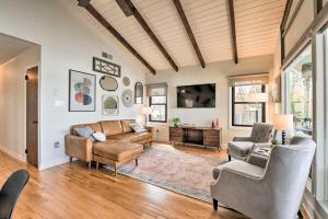 Posezení v ubytování Dreamy Lake Norman Cottage with Panoramic Lake Views