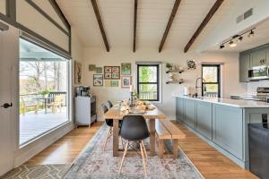 Kuchyň nebo kuchyňský kout v ubytování Dreamy Lake Norman Cottage with Panoramic Lake Views