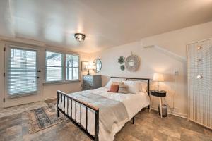 Postel nebo postele na pokoji v ubytování Dreamy Lake Norman Cottage with Panoramic Lake Views