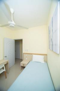 een slaapkamer met een groot bed en een bureau bij CoralK Apartments Sosúa in Sosúa