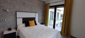 sypialnia z łóżkiem i dużym oknem w obiekcie Las vistas del valle w mieście Hontoba
