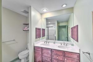 Ένα μπάνιο στο 7 Mi to Beach Bluffton Cottage with Furnished Patio +20 φωτογραφίες