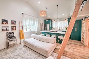 Coin salon dans l'établissement Picture-Perfect San Bernardino Studio with Loft