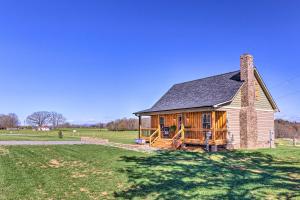 Galeriebild der Unterkunft Farmhouse on the Hill NC - Home with Fire Pit! in Lawndale