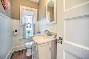 un bagno con lavandino, WC e finestra di Family-Friendly Glens Falls Home with Sun Porch a Glens Falls Altre 34 foto