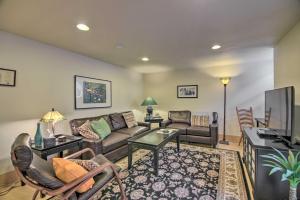 Μια τηλεόραση ή/και κέντρο ψυχαγωγίας στο Cozy Fort Collins Garden Apt in Historic Old Town!