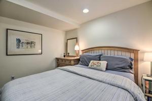 Tempat tidur dalam kamar di Cozy Fort Collins Garden Apt in Historic Old Town!