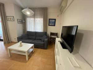 Telewizja i/lub zestaw kina domowego w obiekcie Beachfront 1BR apartment in center of MArbella!