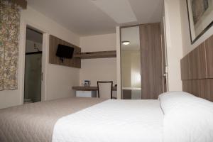 Cama ou camas em um quarto em Via Contorno Hotel