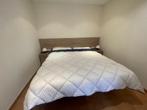 Łóżko lub łóżka w pokoju w obiekcie Beachfront 1BR apartment in center of MArbella!