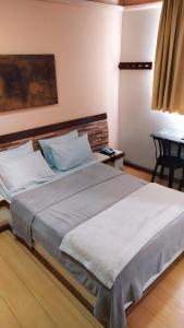 1 dormitorio con 1 cama grande con sábanas blancas en Hotel La Costa - Adults Only, en Río de Janeiro