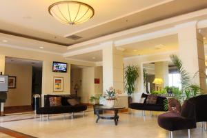 Lobby o reception area sa Ramada Plaza by Wyndham Atlanta Airport