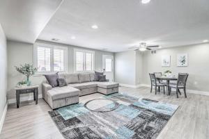 พื้นที่นั่งเล่นของ Gilbert Apartment with Grill, Fire Pit and Pool Access