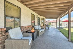 พื้นที่นั่งเล่นของ Gilbert Apartment with Grill, Fire Pit and Pool Access