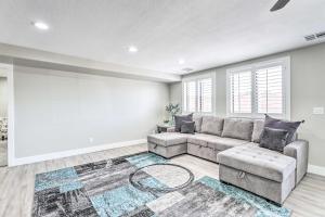 พื้นที่นั่งเล่นของ Gilbert Apartment with Grill, Fire Pit and Pool Access