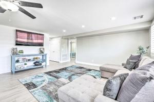 พื้นที่นั่งเล่นของ Gilbert Apartment with Grill, Fire Pit and Pool Access