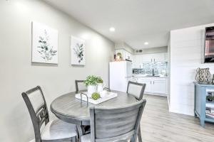 ครัวหรือมุมครัวของ Gilbert Apartment with Grill, Fire Pit and Pool Access