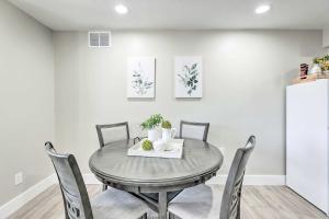 ภาพในคลังภาพของ Gilbert Apartment with Grill, Fire Pit and Pool Access ในกิลเบิร์ต