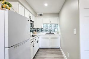 ครัวหรือมุมครัวของ Gilbert Apartment with Grill, Fire Pit and Pool Access