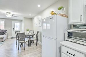 ครัวหรือมุมครัวของ Gilbert Apartment with Grill, Fire Pit and Pool Access