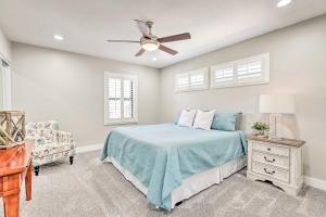เตียงในห้องที่ Gilbert Apartment with Grill, Fire Pit and Pool Access