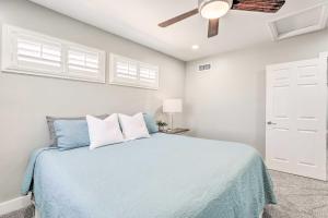 เตียงในห้องที่ Gilbert Apartment with Grill, Fire Pit and Pool Access