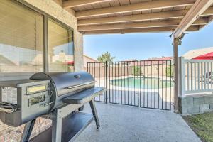 สระว่ายน้ำที่อยู่ใกล้ ๆ หรือใน Gilbert Apartment with Grill, Fire Pit and Pool Access