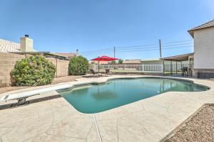 สระว่ายน้ำที่อยู่ใกล้ ๆ หรือใน Gilbert Apartment with Grill, Fire Pit and Pool Access