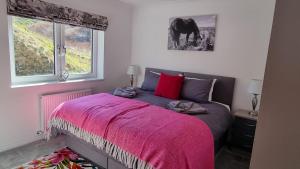 Llit o llits en una habitació de 22 Waters Edge Banff