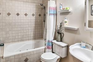 Ένα μπάνιο στο Alaskan Mountain Gem with Private Hot Tub and Gym! +21 φωτογραφίες