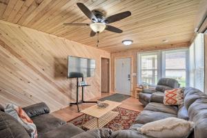 un soggiorno con divano e ventilatore a soffitto di Cozy Lesterville Home Near Parks and Forests! a Lesterville