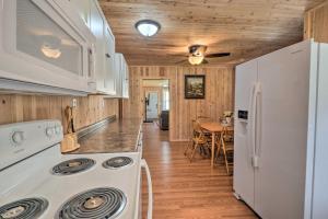 una cucina con piano cottura e frigorifero bianco di Cozy Lesterville Home Near Parks and Forests! a Lesterville