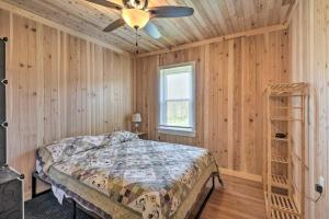 Een bed of bedden in een kamer bij Cozy Lesterville Home Near Parks and Forests!
