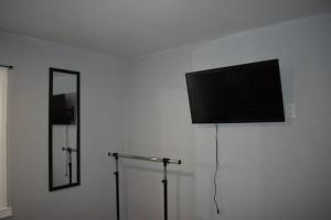 A television and/or entertainment center at Bright Airy 2 Bedroom Entire House Near LGA