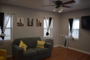 A seating area at Bright Airy 2 Bedroom Entire House Near LGA