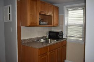 A kitchen or kitchenette at Bright Airy 2 Bedroom Entire House Near LGA