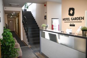 una hall di un ospedale con bancone reception e scale di Hotel Garden a Novi Sad