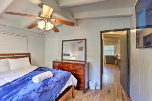 Un dormitorio con una cama y un ventilador de techo. en Peaceful Escape with Boat Dock on Lake Talquin!, en Quincy
