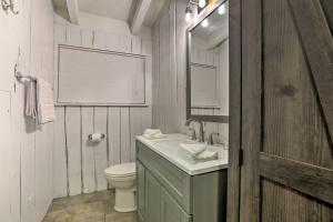 Un baño con lavabo, inodoro y espejo. en Peaceful Escape with Boat Dock on Lake Talquin!, en Quincy 20 fotos más
