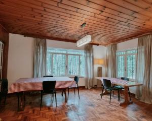 a dining room with a table and chairs at Casa Wald in Campos do Jordão
