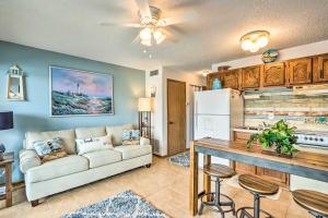 Kuchyň nebo kuchyňský kout v ubytování Pool and Boat Slip Available Osage Beach Condo!