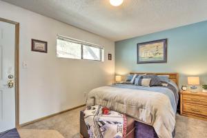 Postel nebo postele na pokoji v ubytování Pool and Boat Slip Available Osage Beach Condo! + 17 fotografií