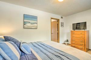 TV a/nebo společenská místnost v ubytování Pool and Boat Slip Available Osage Beach Condo!