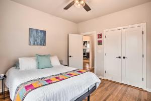 Säng eller sängar i ett rum på Charming Downtown Home with Updated Interior!