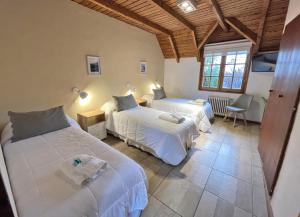 Cette chambre comprend 2 lits et une fenêtre. dans l'établissement Latitud Cuarenta, à San Martín de los Andes